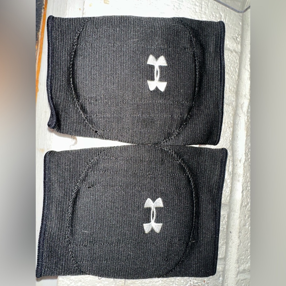 Volleyball knee pads worn once or twice